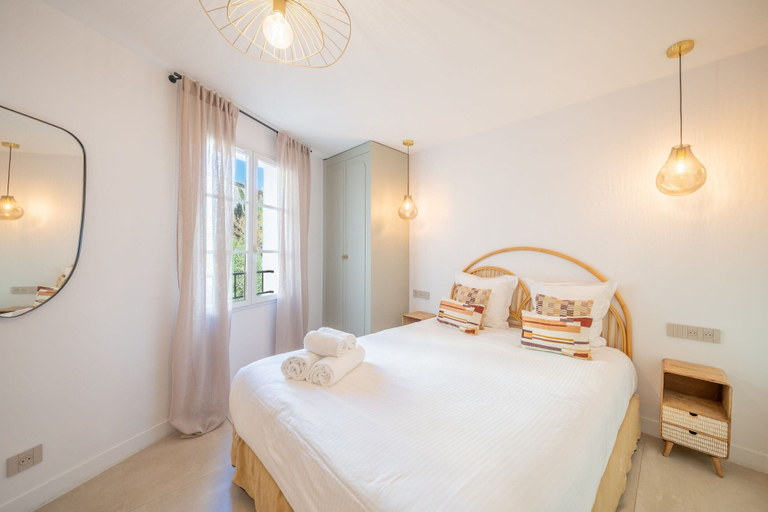 Room 5, Apartment Place des Lices -2bdr/6p- Saint Tropez, Var