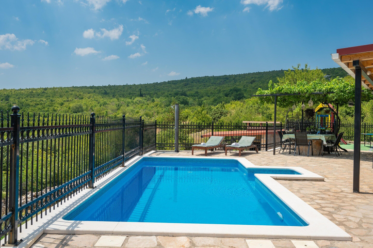 Pool 5, Peaceful Holiday Villa in Kladnjice, Lećevica