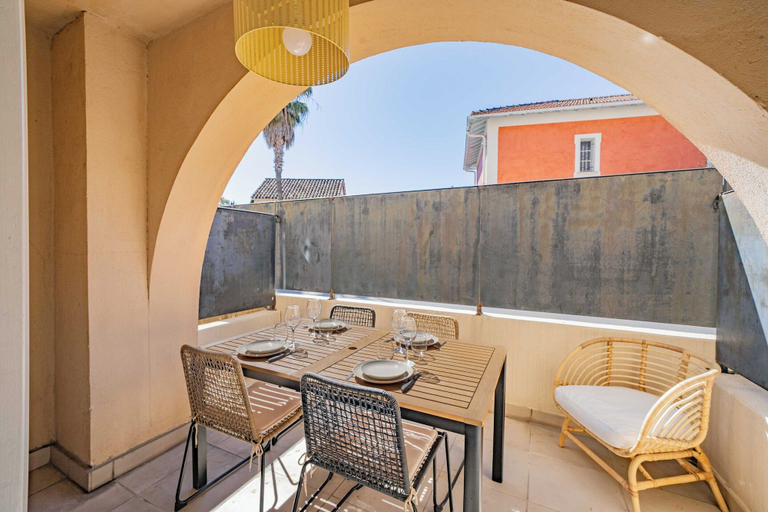 Outdoor dining 3, Studio Place des Lices/terrace - Saint-tropez, Var