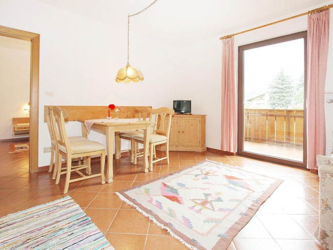 Dining 3, Res. Gritschhof in Latsch With Pool & Garden, Bolzano