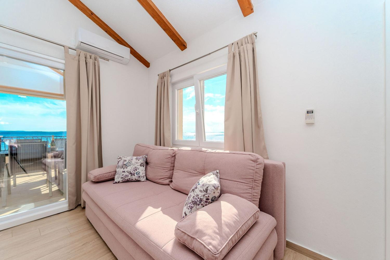 Others 5, Apartments Batela, Nin