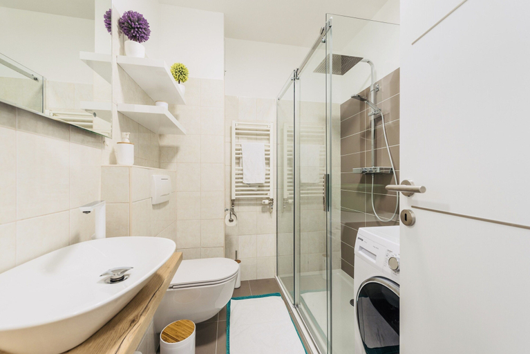 Bathroom 5, Deluxe Suite for 4 in Zadar, Poličnik