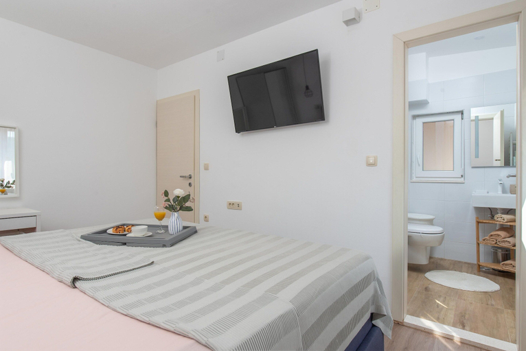 Room 3, Peaceful Holiday Villa in Kladnjice, Lećevica