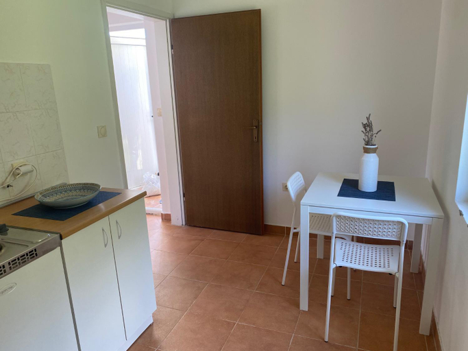 Others 5, Mare Apartments