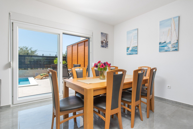 Dining 3, Holiday Oasis With Hydromassage Pool, Kaštela