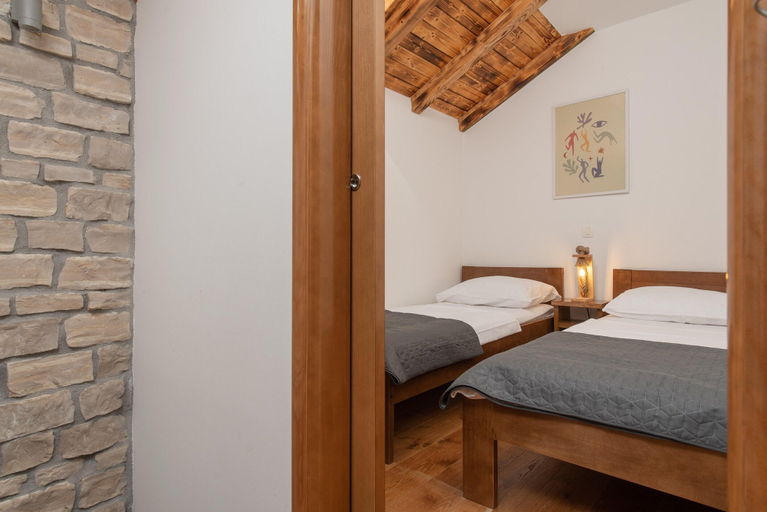 Room 3, Cozy Villa for 8 With Pool and Jacuzzi, Proložac