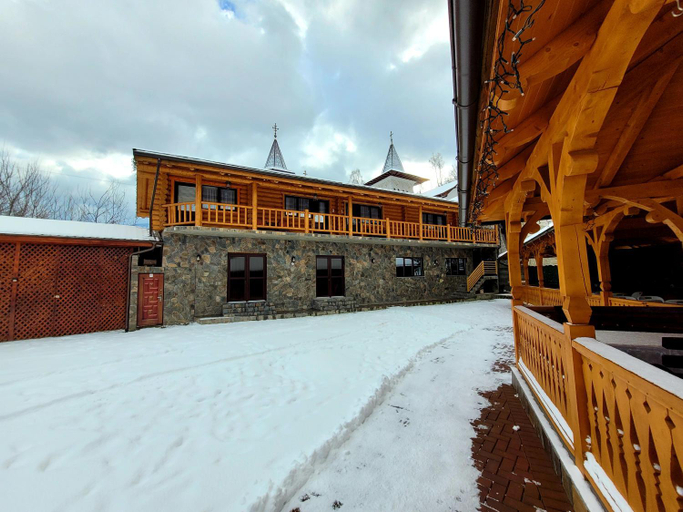 Exterior & Views