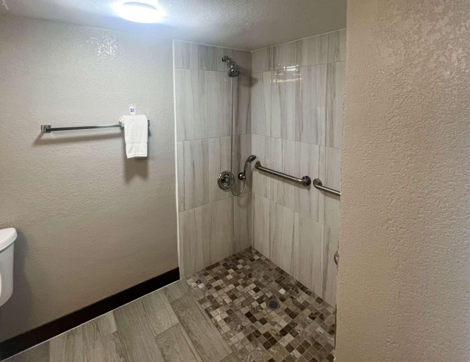 Bathroom 4, Motel 6 Glendale, AZ, Maricopa