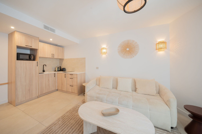 Living area 4, Apartment Place des Lices -2bdr/6p- Saint Tropez, Var