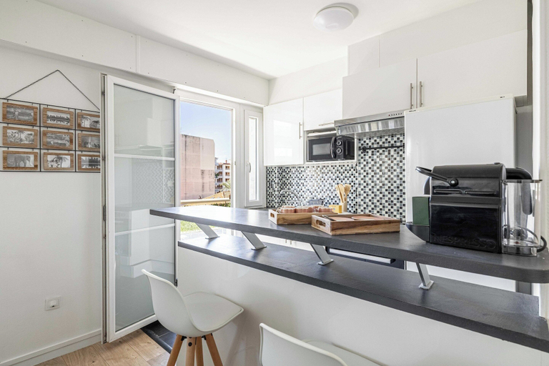 Private kitchen 2, Charming Apartment near the beach Juan les pins, Alpes-Maritimes