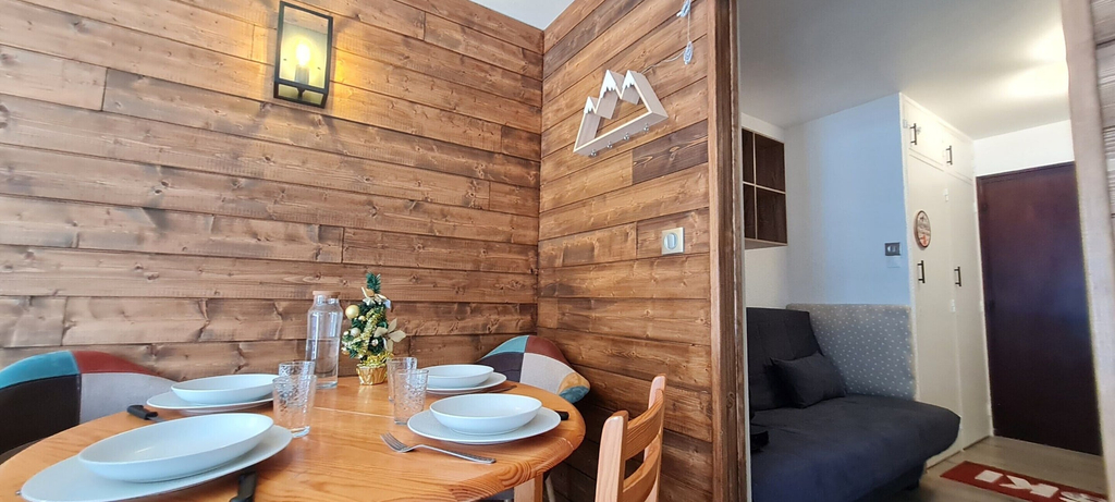 Dining 4, Mountain Home, Balcony & Ski Access, Isère
