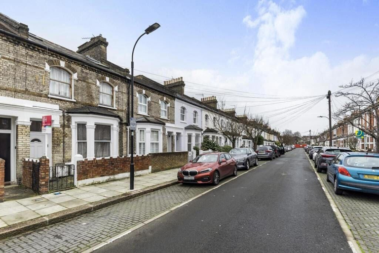 Parking, Beautiful 3 Bedroom Flat in Fulham, London