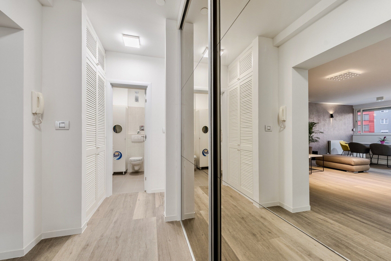 Bathroom 2, Deluxe Suite for 4 in Zadar, Poličnik