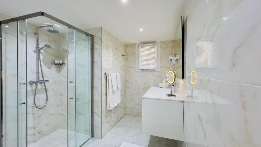 Bathroom 4, Hotel de la Calanque-NEW, Var