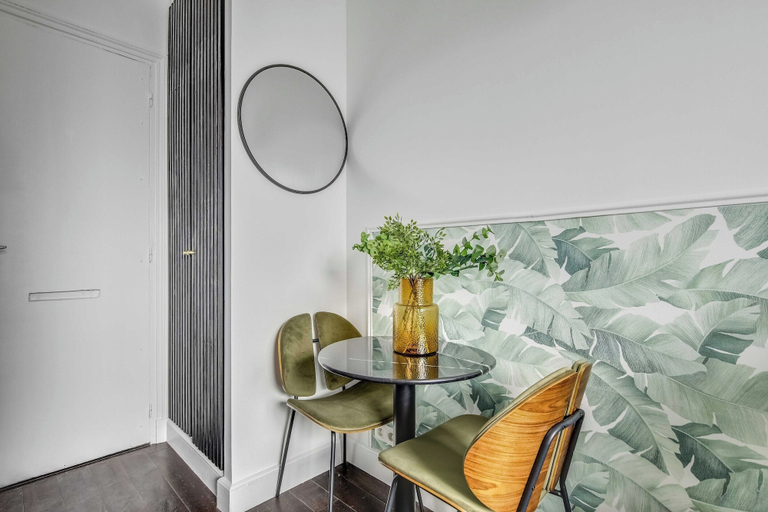 Dining 4, Charming Studio Apartment 2P - Nation, Paris