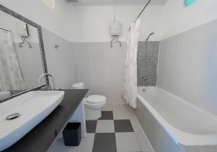Bathroom 4, Barn Talaepu Resort, Khlong Yai