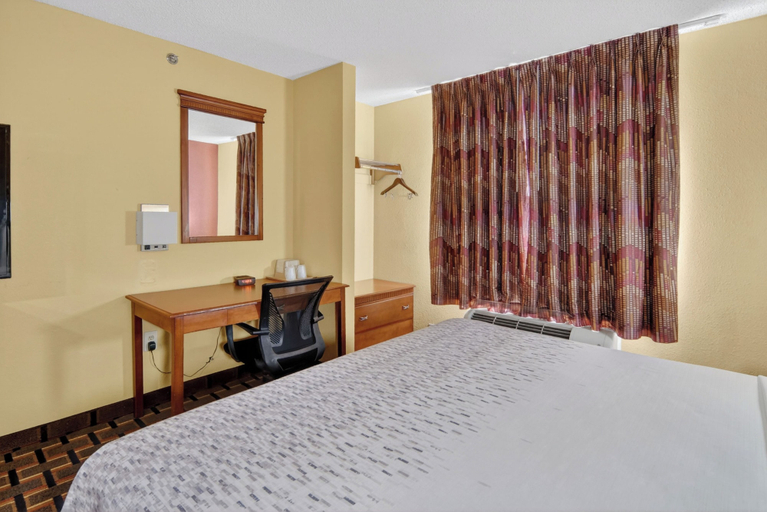 Bedroom 4, HomeTown Inn & Suites, Gregg