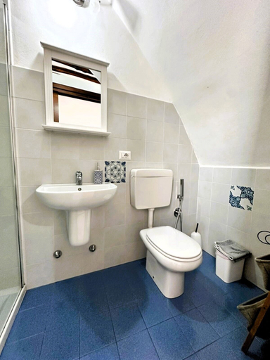 Bathroom 4, Malvasia 70, Messina