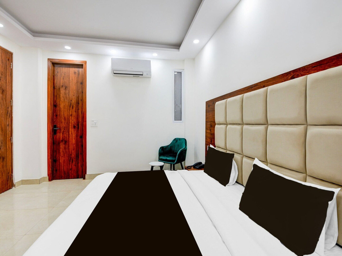 Room 5, Collection O Hotel Evergreen, Faridabad
