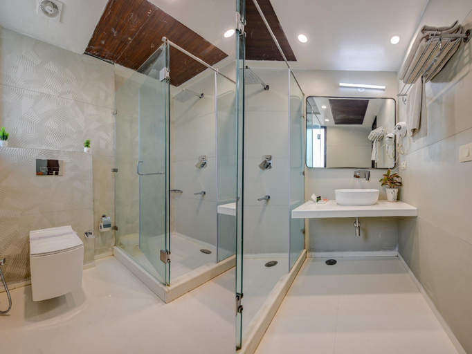 Bathroom 4, Qotel Signature Lavish Inn Rajouri Garden, Delhi