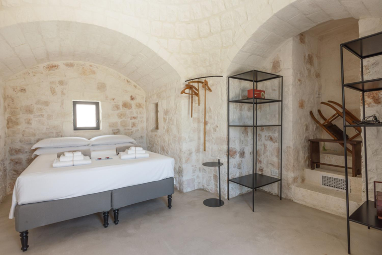 Bedroom 2, Trulli Meridiem con Piscina, Brindisi