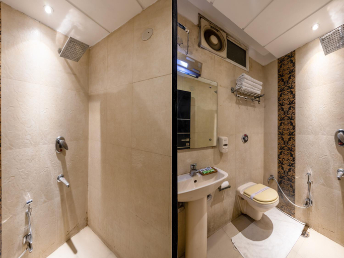 Bathroom 4, Hotel Chanchal Continental, Delhi