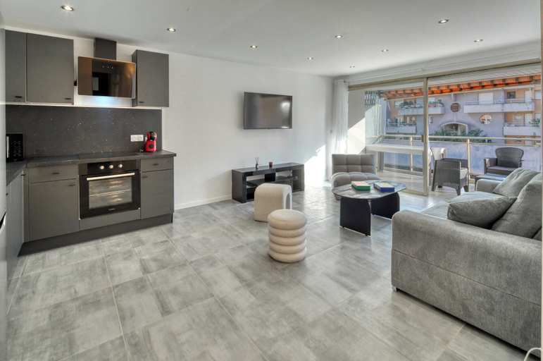 Living area 3, A/C 2bdr/6p Flat Just two Minutes From the Beach!, Alpes-Maritimes
