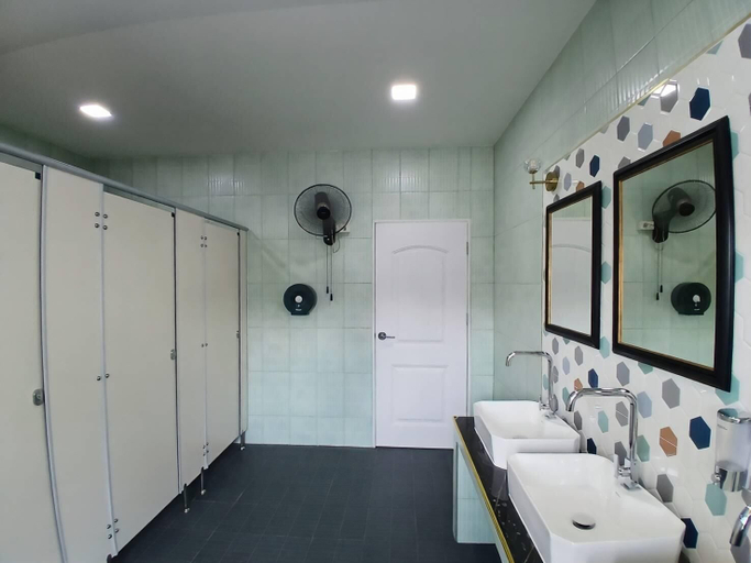 Bathroom, YOOSABAI HOSTEL AND GUESTHOUSE, Bang Khae