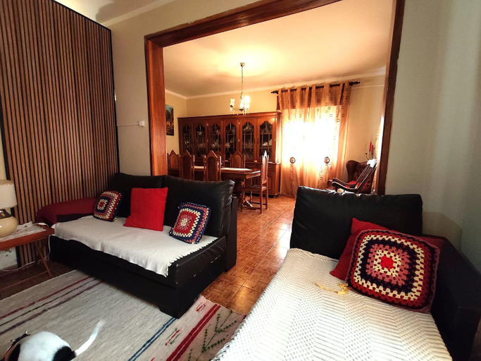 Bedroom 2, Casa Os Maias - Jardim, terraco e espaco para 10 pessoas, Mirandela