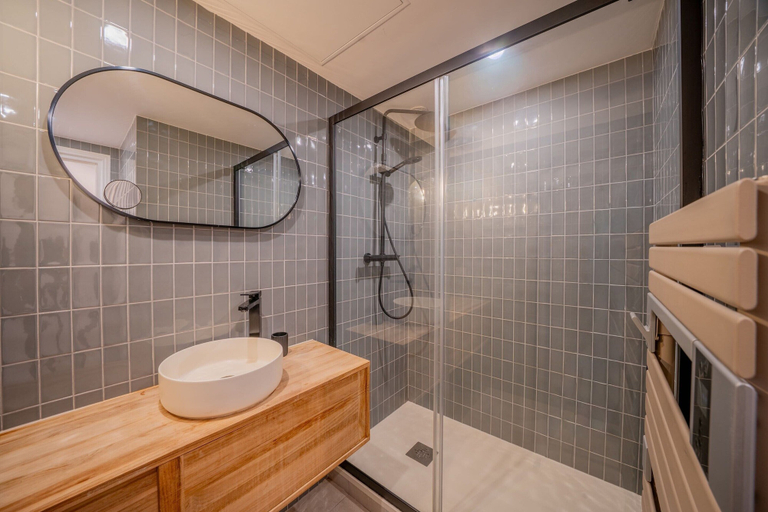 Bathroom 2, Apartment Place des Lices -2bdr/6p- Saint Tropez, Var