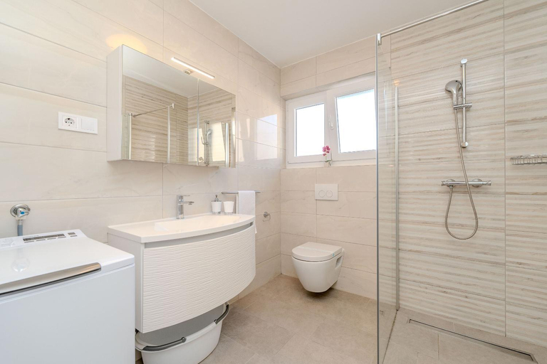 Bathroom 2, Apartments Batela, Nin