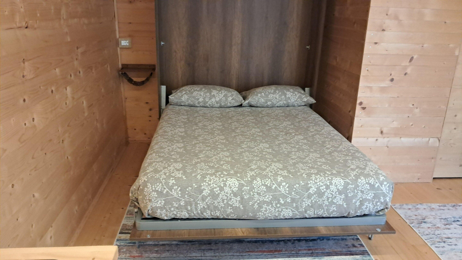 Room 5, Village Holiday House With a Pool, Savona