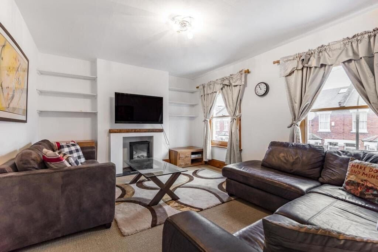 Living area 4, Beautiful 3 Bedroom Flat in Fulham, London
