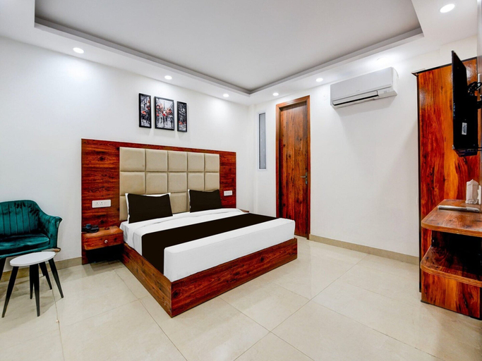 Room 3, Collection O Hotel Evergreen, Faridabad