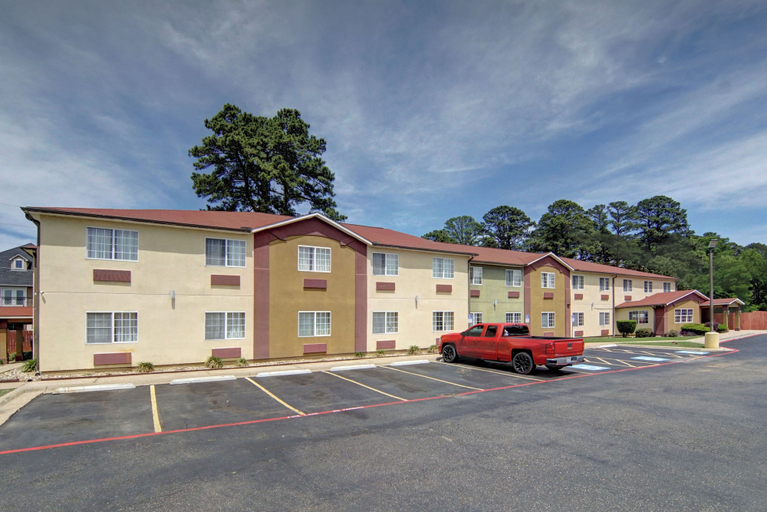 Exterior & Views 2, HomeTown Inn & Suites, Gregg
