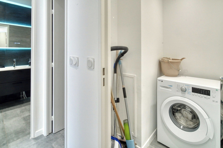 Bathroom 5, A/C 2bdr/6p Flat Just two Minutes From the Beach!, Alpes-Maritimes