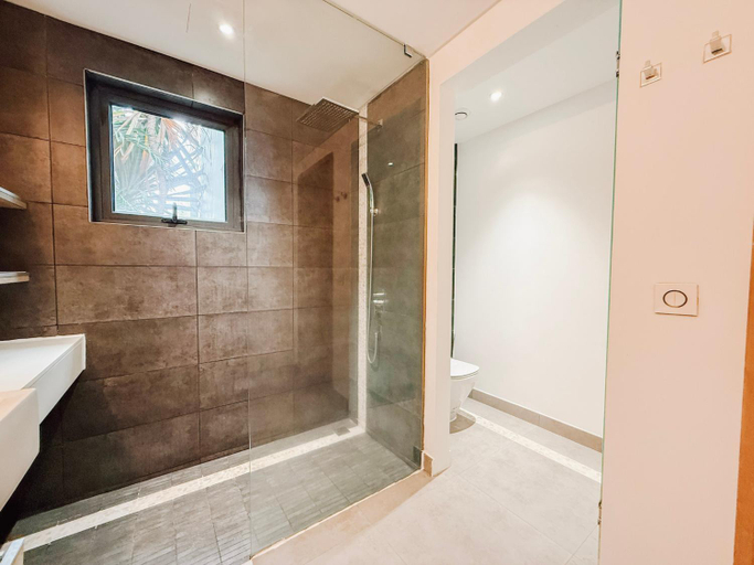 Bathroom 4, Choisy Les Bains