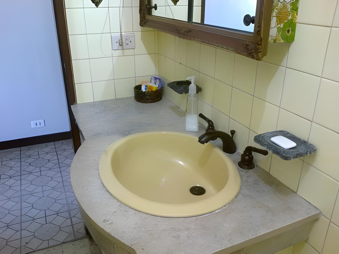 Bathroom 4, 11 Cologne, Parañaque