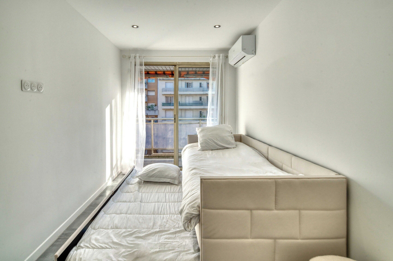 Room 2, A/C 2bdr/6p Flat Just two Minutes From the Beach!, Alpes-Maritimes