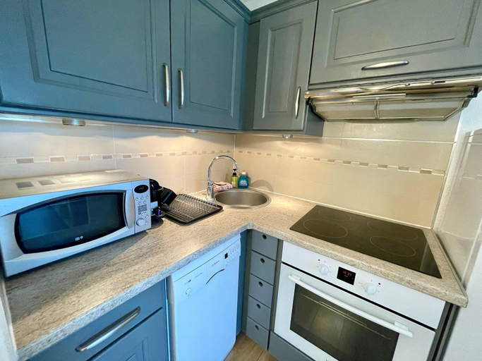 Private kitchen 5, Apartment With Garden and Pool Access, Alpes-Maritimes
