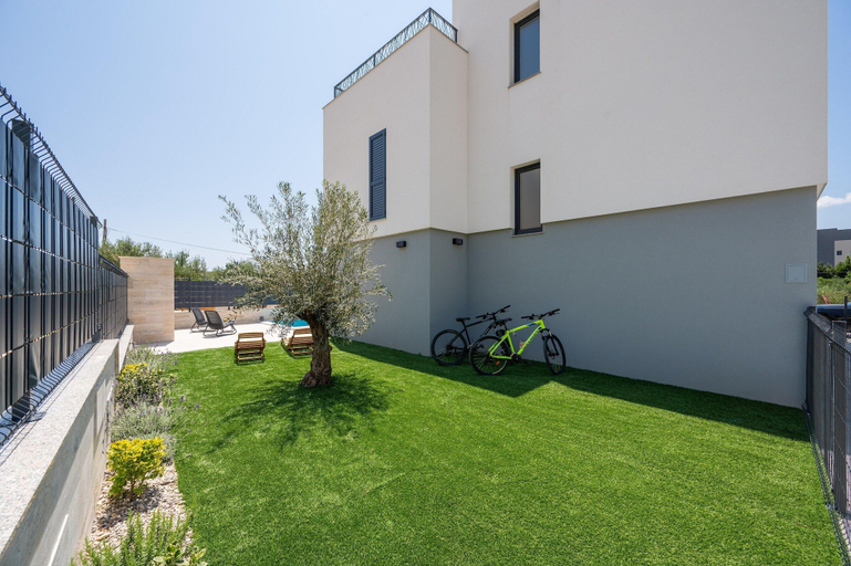 Garden 2, Holiday Oasis With Hydromassage Pool, Kaštela