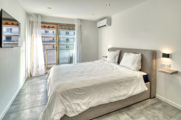 Room 4, A/C 2bdr/6p Flat Just two Minutes From the Beach!, Alpes-Maritimes