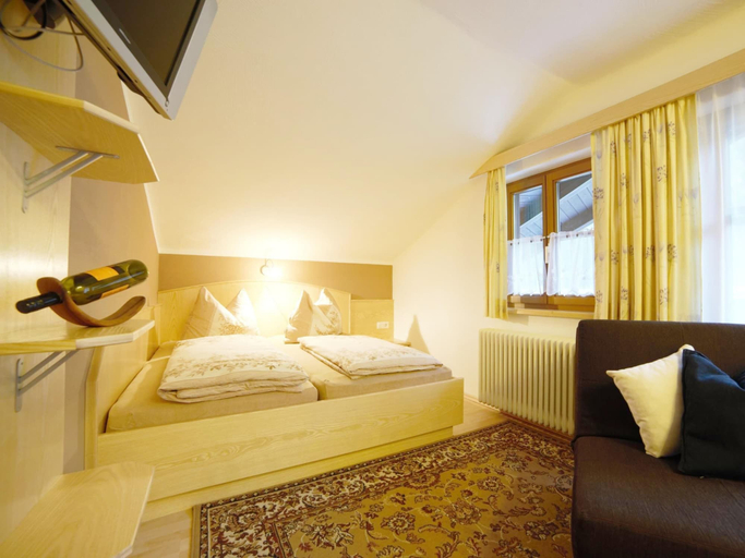 Bedroom 2, Apartment in Flachau With Mountain Views, Sankt Johann im Pongau