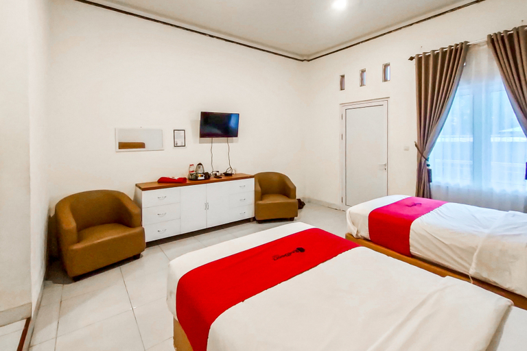 Bedroom 2, RedDoorz @ Surya Inn Sekipan Tawangmangu, Karanganyar