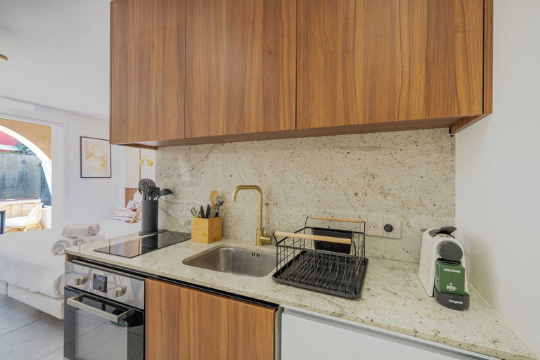 Private kitchen 5, Studio Place des Lices/terrace - Saint-tropez, Var