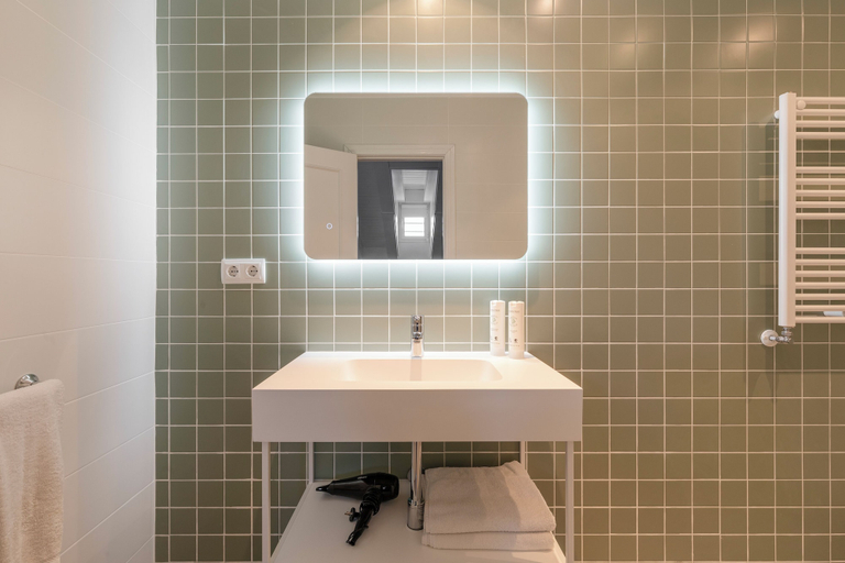Bathroom 3, Aspasios Calle Mayor Apartments, Madrid