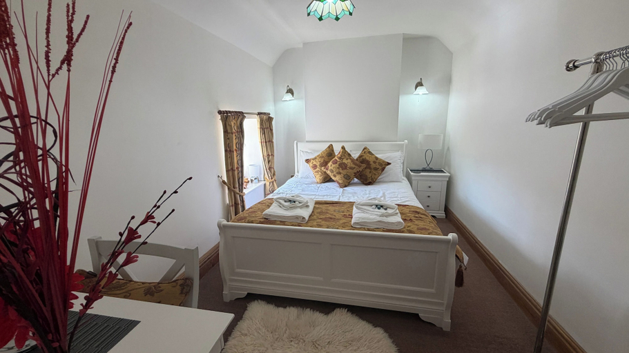 Bedroom 2, Beautiful Cosy Rustic Farmhouse Alton Towers Peaks, Staffordshire