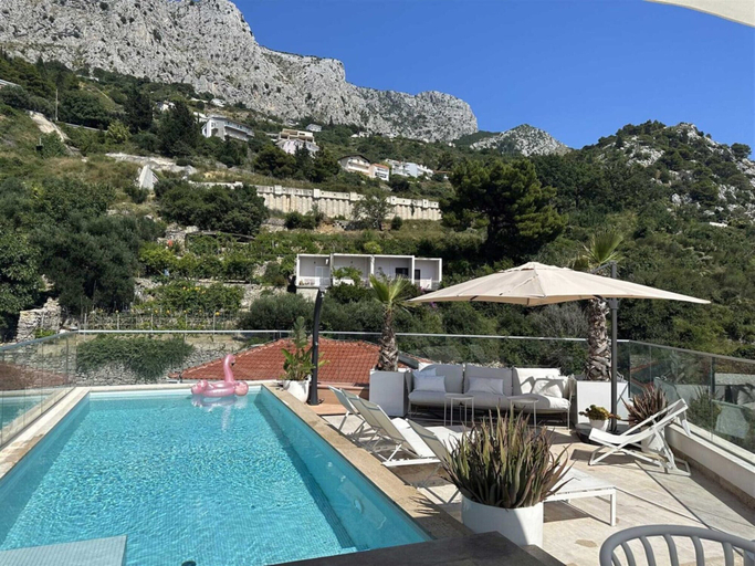 Pool 5, Spacious Villa Apartment With Seaview, Imotski