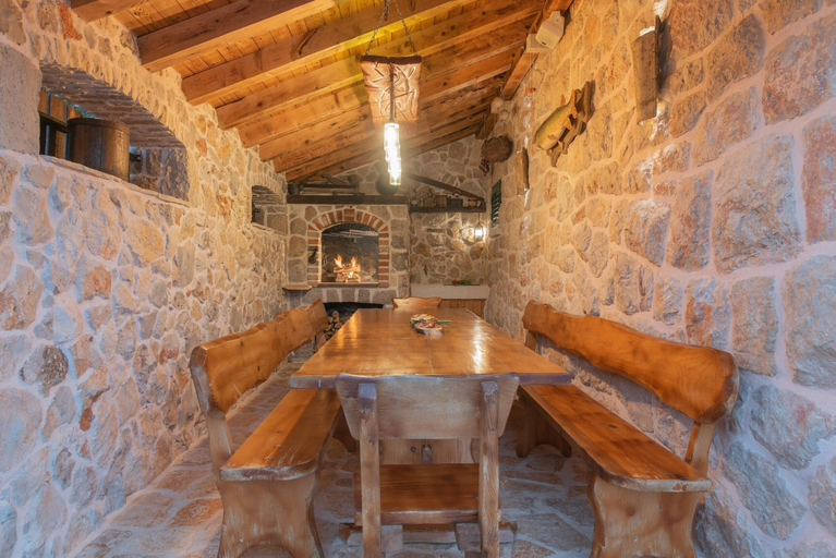 Dining 4, Cozy Villa for 8 With Pool and Jacuzzi, Proložac
