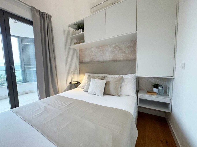 Room 2, Spacious Villa Apartment With Seaview, Imotski
